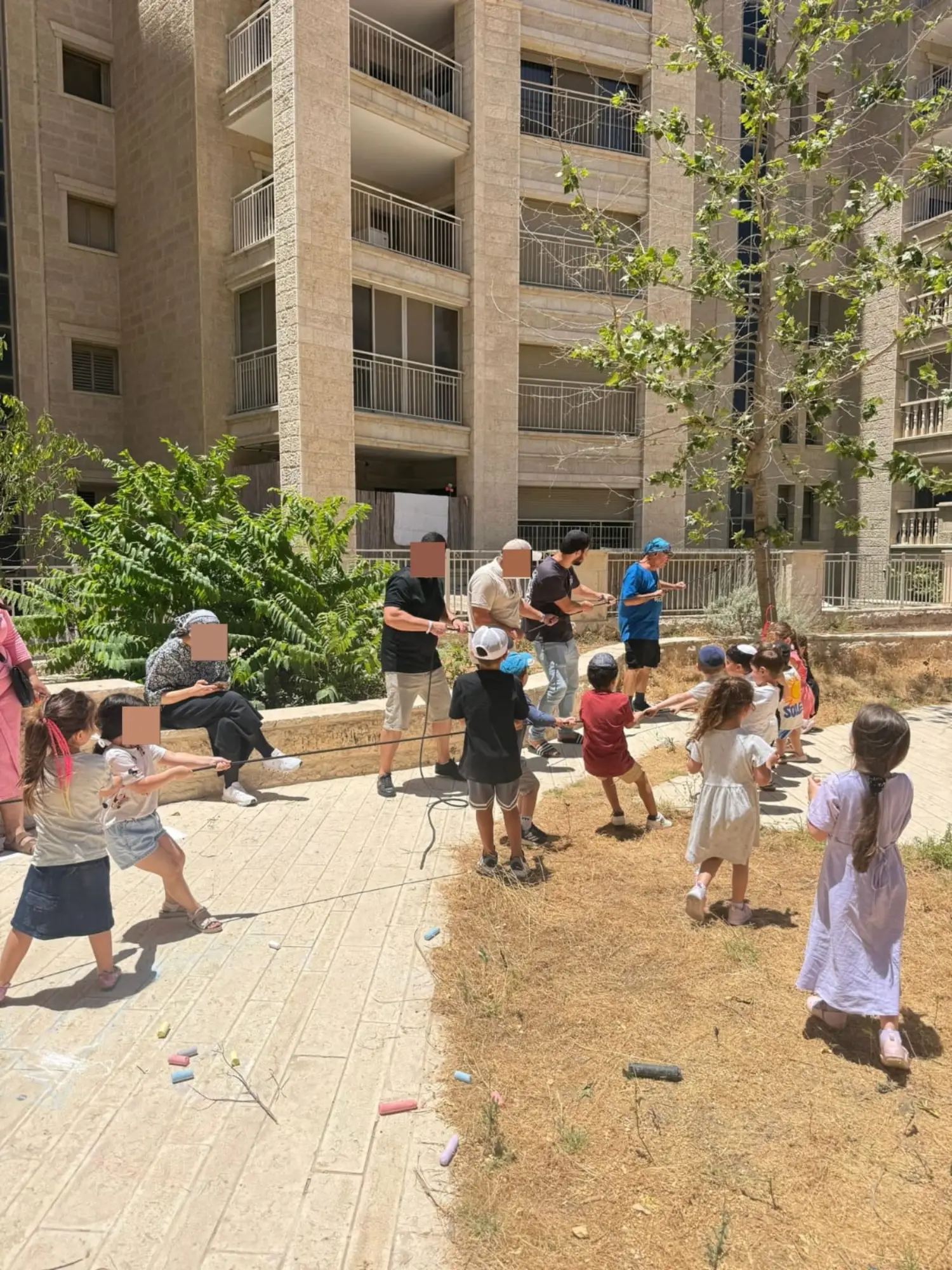 ילדי הגן משחקים משיכת חבל בחצר — משחק ילדות של פעם בהפעלה של נוני
