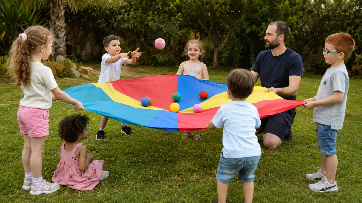 ילדים משתפים פעולה במשחק קבוצתי מותאם במהלך יום הולדת